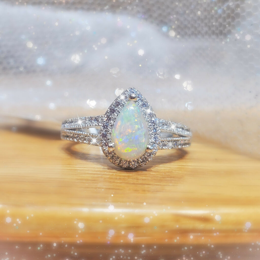 solid cyrstal pear with halo and accented shank